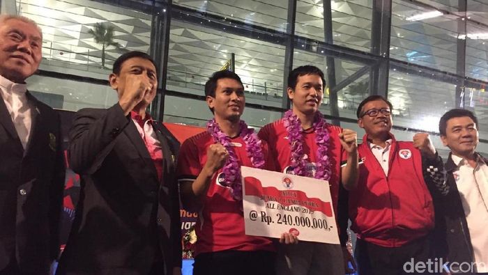 Mohammad Ahsan dan Hendra Setiawan tiba di Tanah Air usai menjuarai All England 2019. (Foto: Femi Diah/detikSport) Mohammad Ahsan dan Hendra Setiawan tiba di Tanah Air usai menjuarai All England 2019. (Foto: Femi Diah/detikSport)