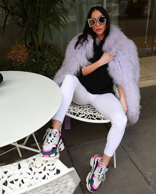 Berkat profesinya sebagai personal shopper barang mewah, Amber bisa berkeliling dunia. Ia pun mengoleksi barang mahal sekarang yang sering dia bagikan di media sosialnya. (Foto: Instagram/Amber Gordon)