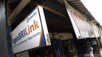 Papan nama BRILink terpampang di depan warung kelontong milik Kornelis Dagut di Labuan Bajo.