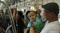 Beberapa dari mereka mengajak serta sanak keluarga.