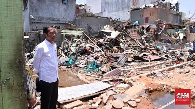 Presiden Jokowi mengunjungi lokasi ledakan bom dari rumah terduga teroris Husain alias Abu Hamzah, di Sibolga, Sumatera Utara, Minggu (17/3). 