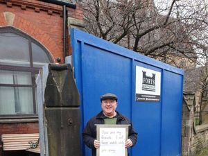 Pria Inggris Berdiri di Depan Masjid: Aku akan Menjaga Saat Kamu Berdoa