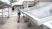Sebelumnya, pelanggan di pulau yang mayoritas penduduknya berprofesi sebagai nelayan ini dilistriki oleh PLN menggunakan PLTD selama 24 jam, namun melalui penerapan teknologi ini pola operasi pada siang hari berubah dengan memanfaatkan energi matahari. Dok. PLN Babel.