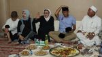 Pelukan Ibunda untuk Sandi Jelang Debat Cawapres