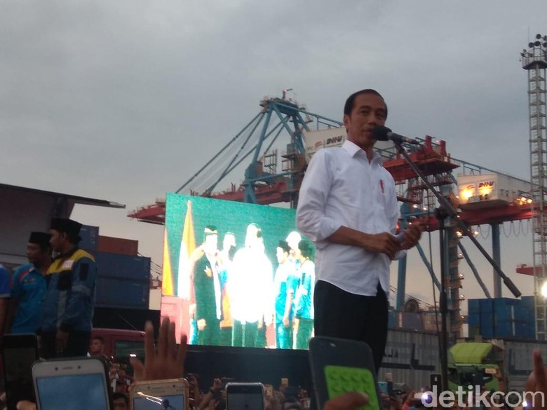 Foto: Presiden Jokowi melakukan sosialisasi keselamatan kerja kepada sopir truk di Jakarta Utara (Fida-detikcom). Foto: Presiden Jokowi melakukan sosialisasi keselamatan kerja kepada sopir truk di Jakarta Utara (Fida-detikcom).