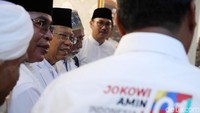 Usai doa, tiada ekspresi tegang terlihat dari Maruf Amin. Ia terlihat sangat tenang dan semringah.