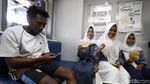 Puluhan Siswa SD Ini Antre Menabung di Bank Apung