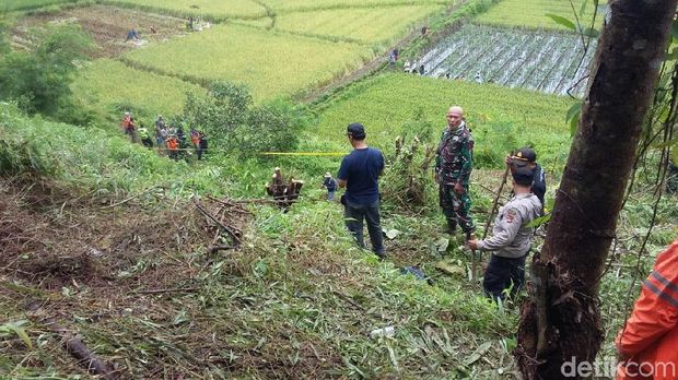 Petani Relakan Sawah Rusak Demi Evakuasi Helikopter Jatuh