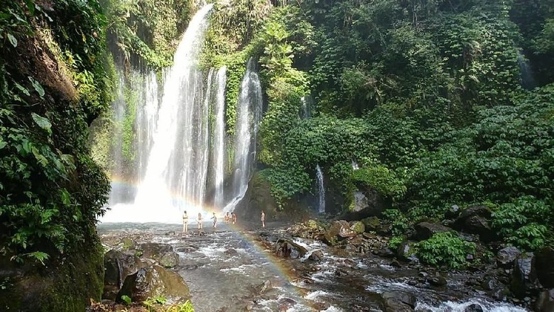 Seluruh Turis Malaysia Terjebak Longsor di Air Terjun NTB Dievakuasi Seluruh Turis Malaysia Terjebak Longsor di Air Terjun NTB Dievakuasi