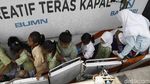 Puluhan Siswa SD Ini Antre Menabung di Bank Apung
