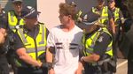 Detik-detik Egg Boy Kepruk Kepala Senator Australia yang Salahkan Muslim