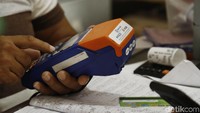 Meskipun Kapal BRI hanya menyambangi setiap pulau sehari, warga masih bisa melakukan transaksi perbankan berkat kehadiran Agen BRILink.