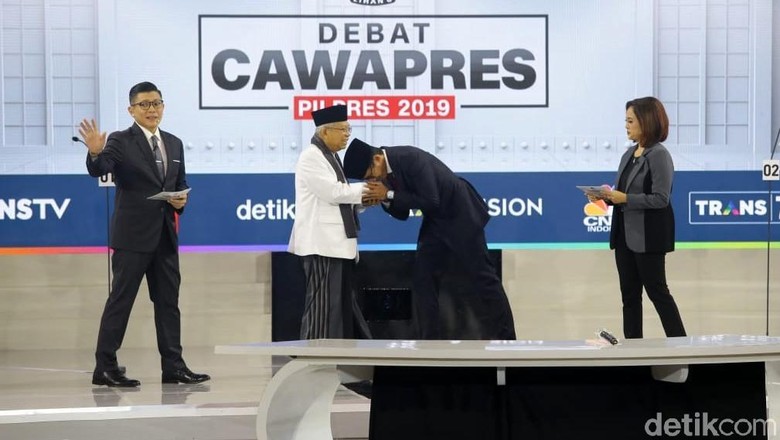 Kertas Sontekan Maruf vs Gadget Sandiaga Kertas Sontekan Maruf vs Gadget Sandiaga