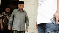 Ditemui dikediamannya, Maruf Amin terlihat mengenakan kemeja abu-abu dipadu dengan sarung.