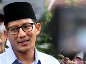Jelang Debat, Sandiaga Uno Berenang Bareng Anak