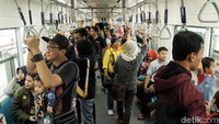 Begini potret ramainya penumpang yang menjajal moda raya terpadu (MRT) Jakarta, Minggu (17/3/2019).