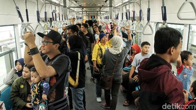 Begini Antusias Warga Jajal MRT di Hari Libur