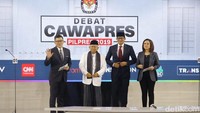 Debat resmi ditutup oleh kedua moderator Alfito Deannova dan Putri Ayuningtyas.