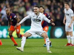 Sembilan menit berselang, Bersant Celina menggandakan kedudukan Swansea menjadi 2-0. Skor bertahan hingga jeda. (Foto: John Sibley/Reuters)