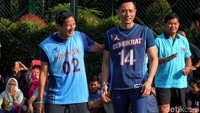 Sandi dan AHY bermain dalam satu tim. Keduanya tampak bekerja sama dengan apik. Usai mencetak skor, Sandi tampak selalu mengajak tos AHY.