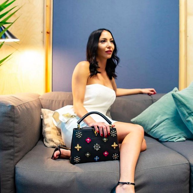 Sebelum menjadi personal shopper selebriti, Amber bekerja sebagai asisten sales di toko sepatu London. Ia akhirnya mendirikan perusahaannya sendiri tiga tahun yang lalu sebagai personal shopper profesional. (Foto: Instagram/Amber Gordon)