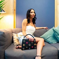 Sebelum menjadi personal shopper selebriti, Amber bekerja sebagai asisten sales di toko sepatu London. Ia akhirnya mendirikan perusahaannya sendiri tiga tahun yang lalu sebagai personal shopper profesional. (Foto: Instagram/Amber Gordon)