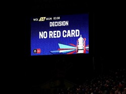 Wasit pun langsung meninjaunya lewat VAR. Dan hasilnya, Lindelof tidak dikartu merah, melainkan cuma dikartu kuning. (Foto: Catherine Ivill/Getty Images)