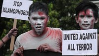 Mereka mengecat wajah dengan warna merah pada wajahnya.