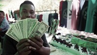 Sudah lumrah para pedagang souvenir di Pulau Komodo menerima mata uang asing dalam transaksinya terutama para turis yang datang mengunakan kapal pesiar.