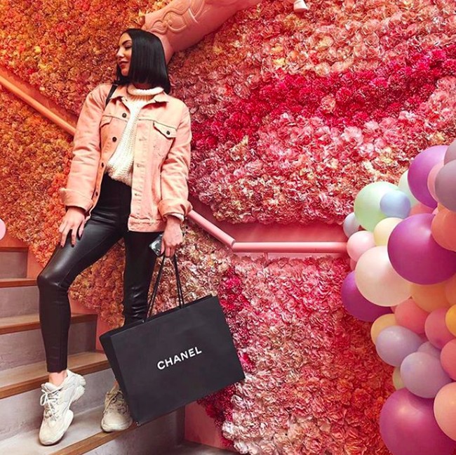 Amber pun tak dari awal hidup mewah. Dulunya ia tinggal bersama ayah dan ibunya yang seorang guru di apartemen kecil. (Foto: Instagram/Amber Gordon)