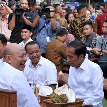 Kunjungi Medan, Jokowi Beli Sekilo Ikan Teri dan Nikmati Durian Legit