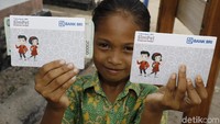 Nandya salah seorang siswa kelas 5 Sekolah Dasar ini dengan bangga memperlihatkan buku tabunggannya usai menabung sebesar Rp 20 ribu hasil uang jajannya.