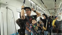 Warga sangat antusias untuk menjajal MRT.