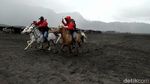 Foto: Balapan Kuda di Gunung Bromo, Seru!
