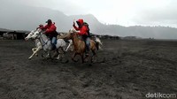 Gunung Bromo sedang mengalami erupsi. Hal ini jadi salah satu alasan kawasan wisata tersebut kini sedikit sepi dari biasanya (M Rofiq/detikcom)
