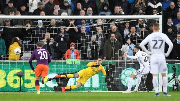 Man City sempat tertinggal 0-2 dari Swansea City pada babak pertama. (