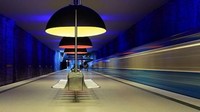 Stasiun Wesfriedhof, Jerman, memiliki desain fiksi ilmiah dari film tahun 90an, lampu-lampu cekung besar yang menyelimuti langit-langit seakan-akan membuat stasiun menjadi lubang mesin waktu. Istimewa/interestingengineering.com.