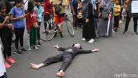 Massa yang tergabung dalam Gerakan Solidaritas Umat Muslim ini langsung menjadi pusat perhatian warga di CFD.