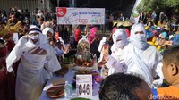 Kostum unik yang dikenakan peserta semakin membuat festival ini menjadi sorotan.