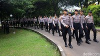 Sejumlah personel polisi mulai melakukan sterilisasi lokasi debat di Hotel Sultan, Jakarta, Minggu (17/3/2019).