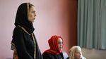Potret PM New Zealand Berkerudung Saat Temui Keluarga Korban Teror