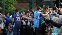 Disela pertandingan, Sandi dan AHY sempat menyapa para pendukungnya.