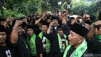 Mereka kompak mengenakan pakaian serba hitam yang khas.