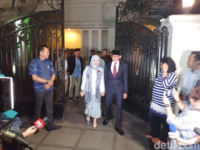 Nur Asia Uno, istri calon wakil presiden nomor urut dua Sandiaga Uno menghadiri debat Cawapres di The Sultan Hotel, Jakarta, Minggu (17/03/2019). Penampilannya ikut mencuri perhatian. Foto: Jeffry Nandy Satria/detikcom