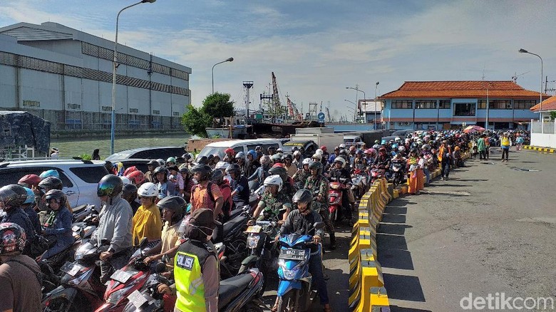 350 Polisi Atur Kemacetan di Pelabuhan Ujung Dampak Suramadu Ditutup 350 Polisi Atur Kemacetan di Pelabuhan Ujung Dampak Suramadu Ditutup