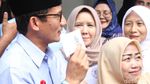 Pelukan Ibunda untuk Sandi Jelang Debat Cawapres