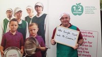 Pria kristiani tersebut bernama Andrew Graystone. Graystone juga pernah melakukan membawa tulisan untuk menyuarakan penyediaan makanan gratis untuk anak-anak miskin. (Foto: Dok. Twitter Andrew Graystone)