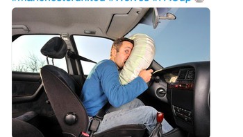 Mobil MU yang seolah dikemudikan Ole dan biasa dinyanyikan sebagai Ole at the Wheel mengalami kecelakaan sampai keluar airbag. Foto: istimewa