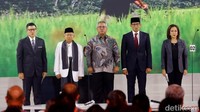 Sebelum debat, para peserta di arena dipersilakan menyanyikan lagu kebangsaan Indonesia Raya.