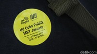 Setiap warga yang menjajal MRT akan diberikan stiker berwarna kuning.